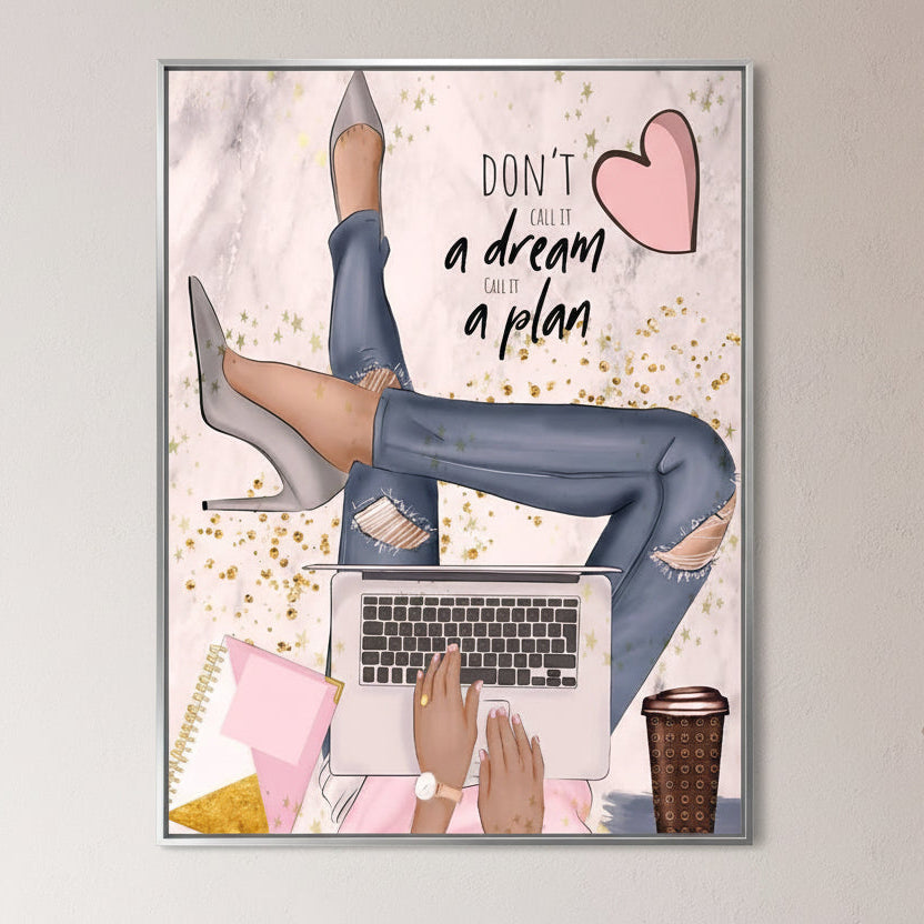 Tablou Canvas Premium LuxCanva® Q1019, "Ambitie cu Stil" - ilustrație feminină cu laptop, cafea și accesorii de birou, perfectă pentru un spațiu inspirațional de business sau acasă. Descoperă pe LuxCanva®!.