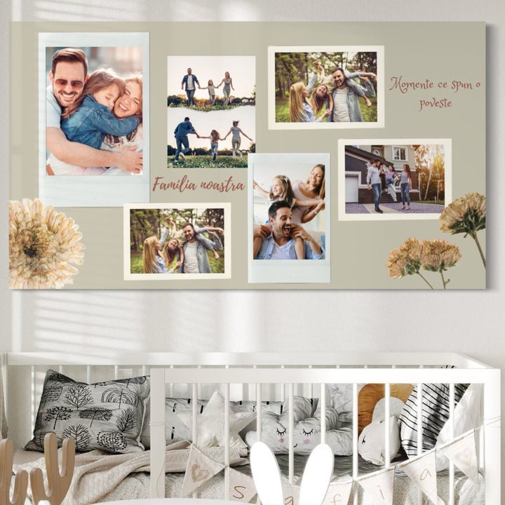 Deasupra pătuțului atârnă tabloul LuxCanva® Tablou Canvas Personalizat cu 6 Poze Pentru Familie "Familia Noastră" PS104, care prezintă zâmbete de familie, momente jucăușe, floarea soarelui și texte în limba română: "Familia noastră" și "Momente ce spun o poveste".