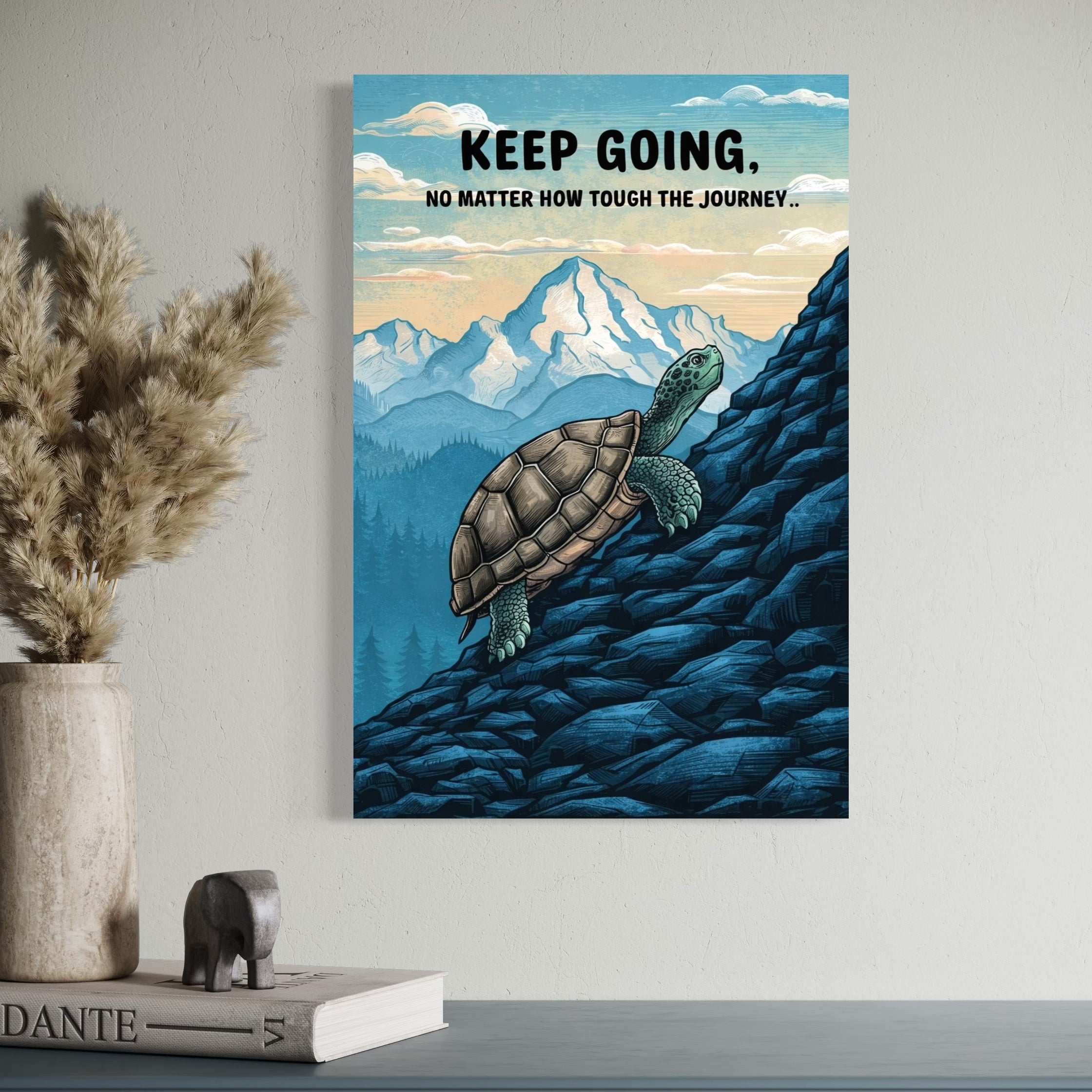 tablou canvas cu o testoasa in urcare pe pietre, pe fundal cu munti si mesaj motivational