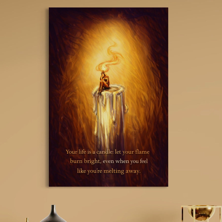 Tablou Canvas Premium LuxCanva® Q1043 înfățișează o femeie pe o lumânare care se topește în mijlocul flăcărilor strălucitoare, cu mesajul: "Viața ta este o lumânare: lasă-ți flacăra să ardă puternic, chiar și atunci când simți că te topești.