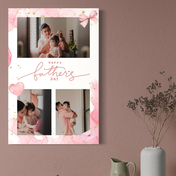 Tabloul LuxCanva® Tablou Canvas Personalizat cu 3 Poze Pentru Tata "Happy Father's Day" (PS175) prezintă un colaj de poze, accente roz, inimi și o fundă - perfect ca un cadou aniversare pentru tata. Florile uscate într-o vază completează decorul.