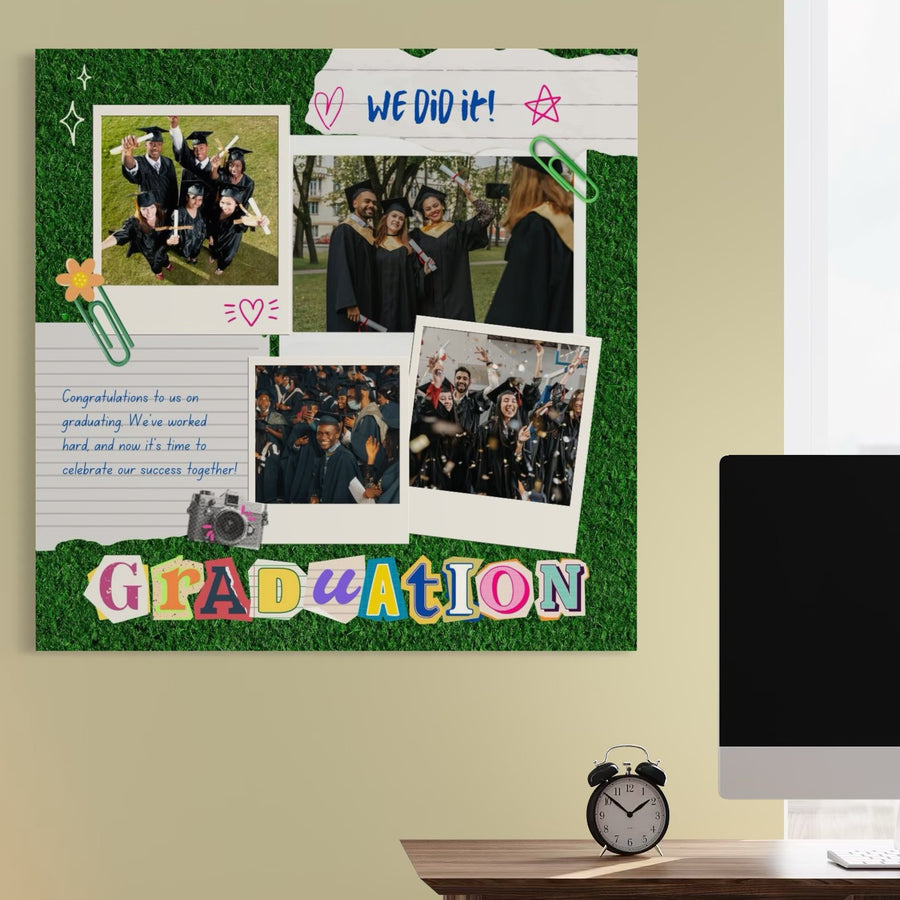 LuxCanva® Tablou Canvas Personalizat cu 4 Poze Pentru Absolvire "We Did It" (PS184) afișează fotografiile absolvenților, scrisori festive GRADUATION, note și autocolante - un colaj personalizat perfect pentru a sărbători succesul academic.