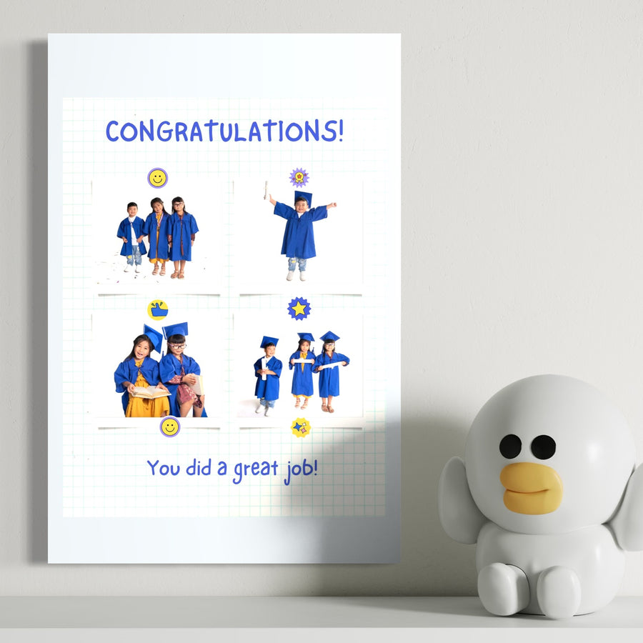 O felicitare pe perete spune "Felicitări!" cu copii în rochii de absolvire albastre lângă o figurină de pinguin - inspirație pentru Tablou Canvas Personalizat cu 4 Poze Pentru Absolvire "Congratulations", PS191 de la LuxCanva®.
