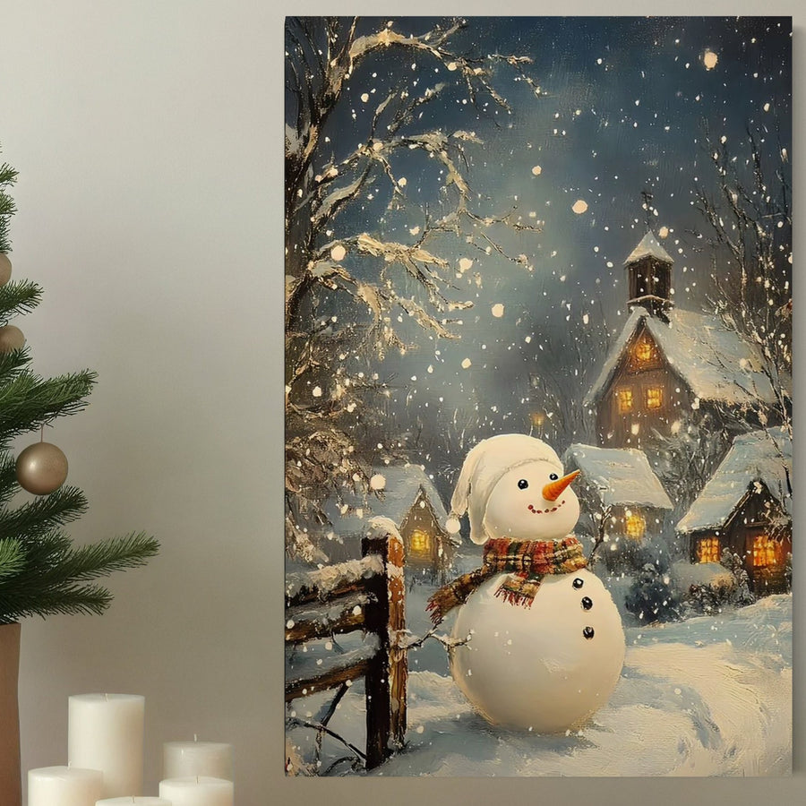 Tablou Canvas Premium LuxCanva® D1128 "Oaspetele Alb al Serii" surprinde un om de zăpadă vesel, lângă gard, în sat înzăpezit cu case luminate, copaci acoperiți de nea și magie hibernală. Ideal pentru living sau dormitor.