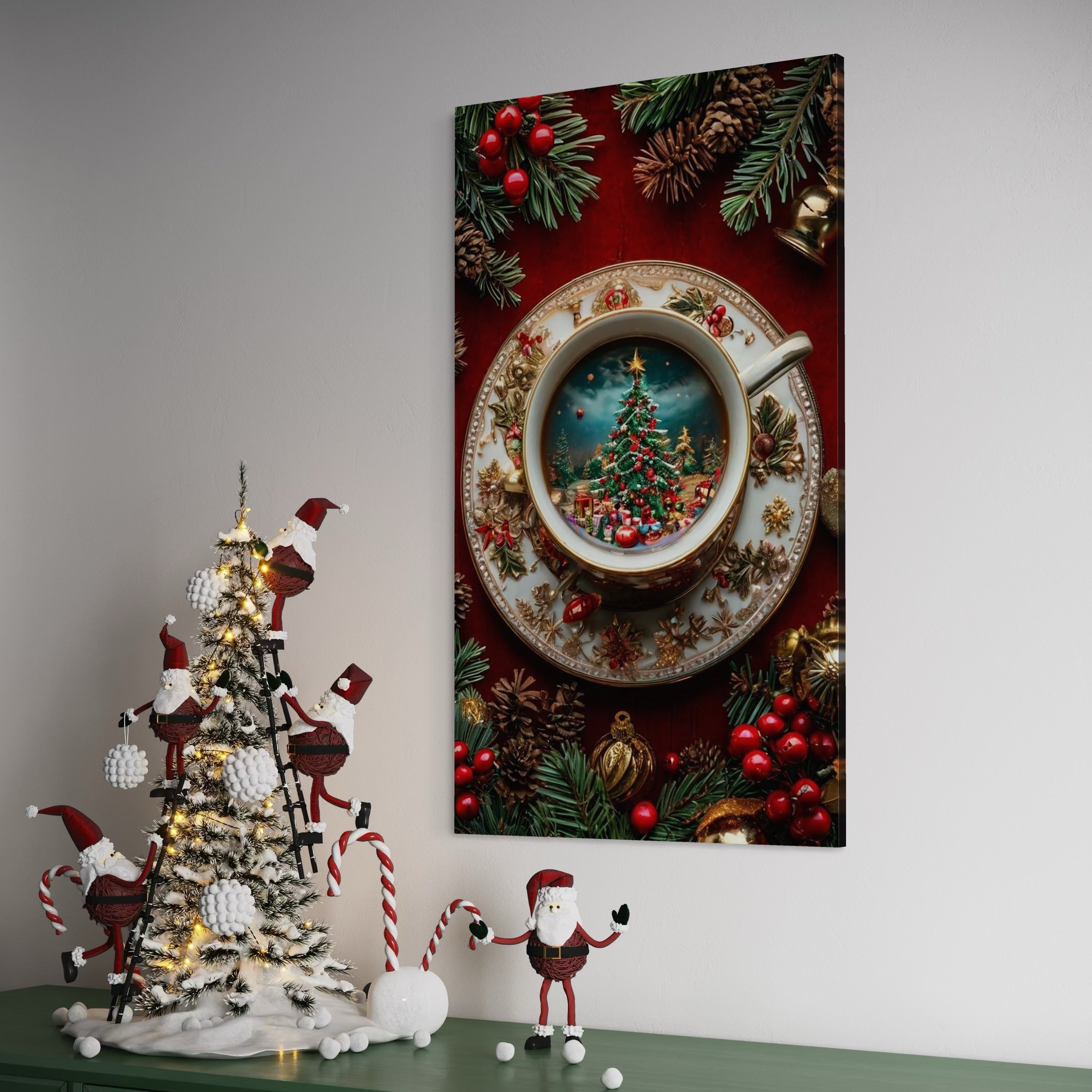 Tablou Canvas Premium, LuxCanva® D1134, Magie in ceasca, Miniatura, Boabe, Cafea, Ceasca, Farfurie, Ornament, Conuri, Brad, Crengute, Atmosfera, Calda, Craciun, Living, Dormitor