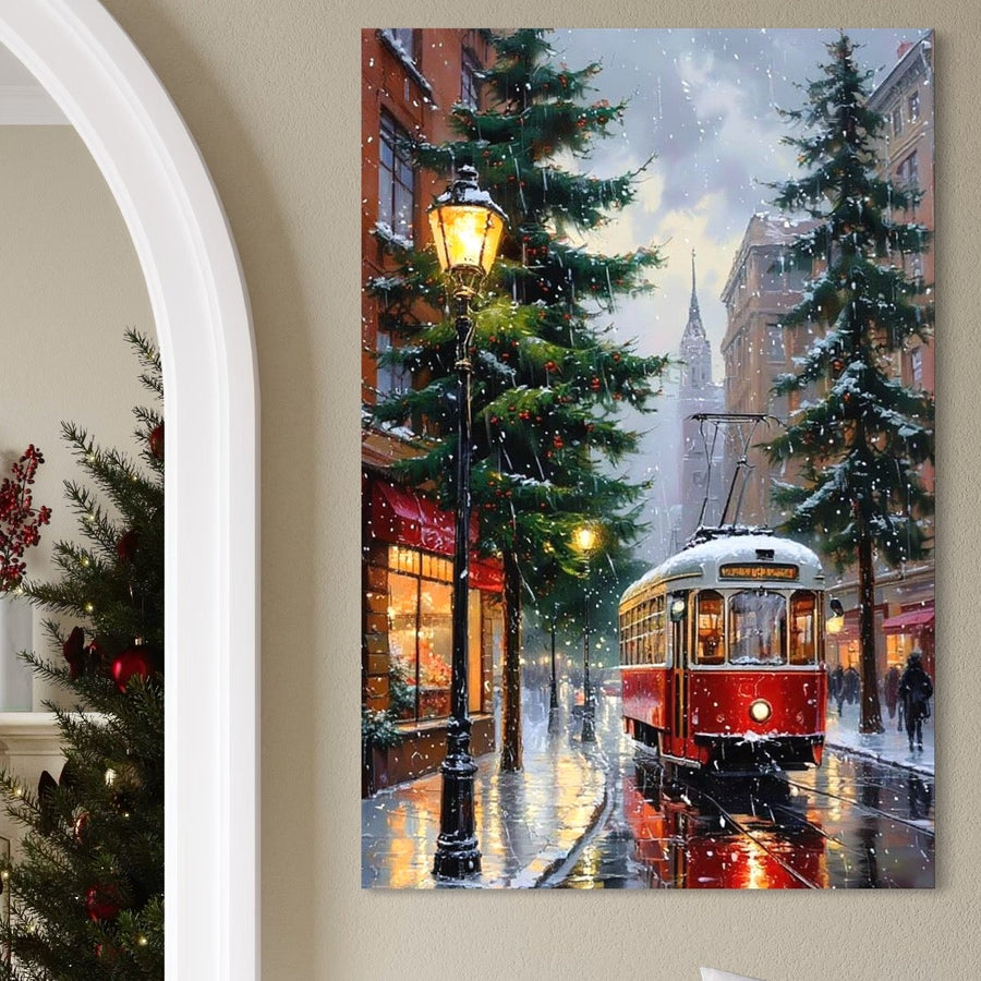 Tablou Canvas Premium, LuxCanva® D1136 - Tramvaiul Rosu in Ajun" prezintă un tramvai roșu pe o stradă de oraș înzăpezită, festivă, imprimat premium pe panza bumbac. Ideal pentru decorarea livingului sau a dormitorului. By LuxCanva®, Magazin tablouri canvas si tablouri personalizate.