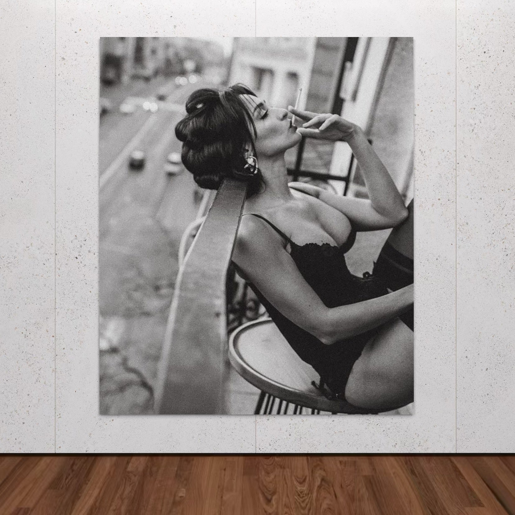 Tablou Canvas Premium, LuxCanva® P1000, Femeia de pe balcon, Alb, Negru, Tigara, Senzual, Balcon, Oras, Intimitate, Eleganta, Feminitate, Muza, Urban, Living, Dormitor