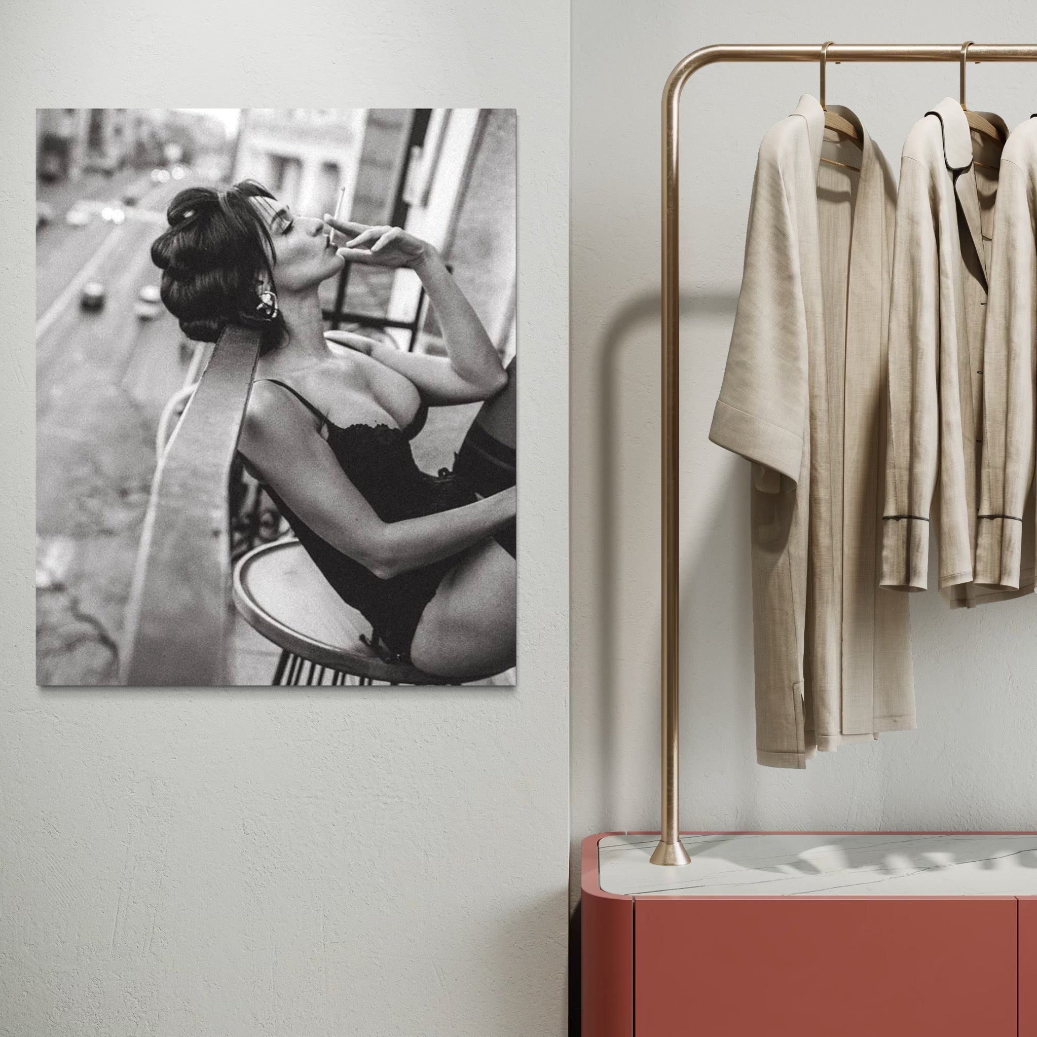 Tablou Canvas Premium, LuxCanva® P1000, Femeia de pe balcon, Alb, Negru, Tigara, Senzual, Balcon, Oras, Intimitate, Eleganta, Feminitate, Muza, Urban, Living, Dormitor