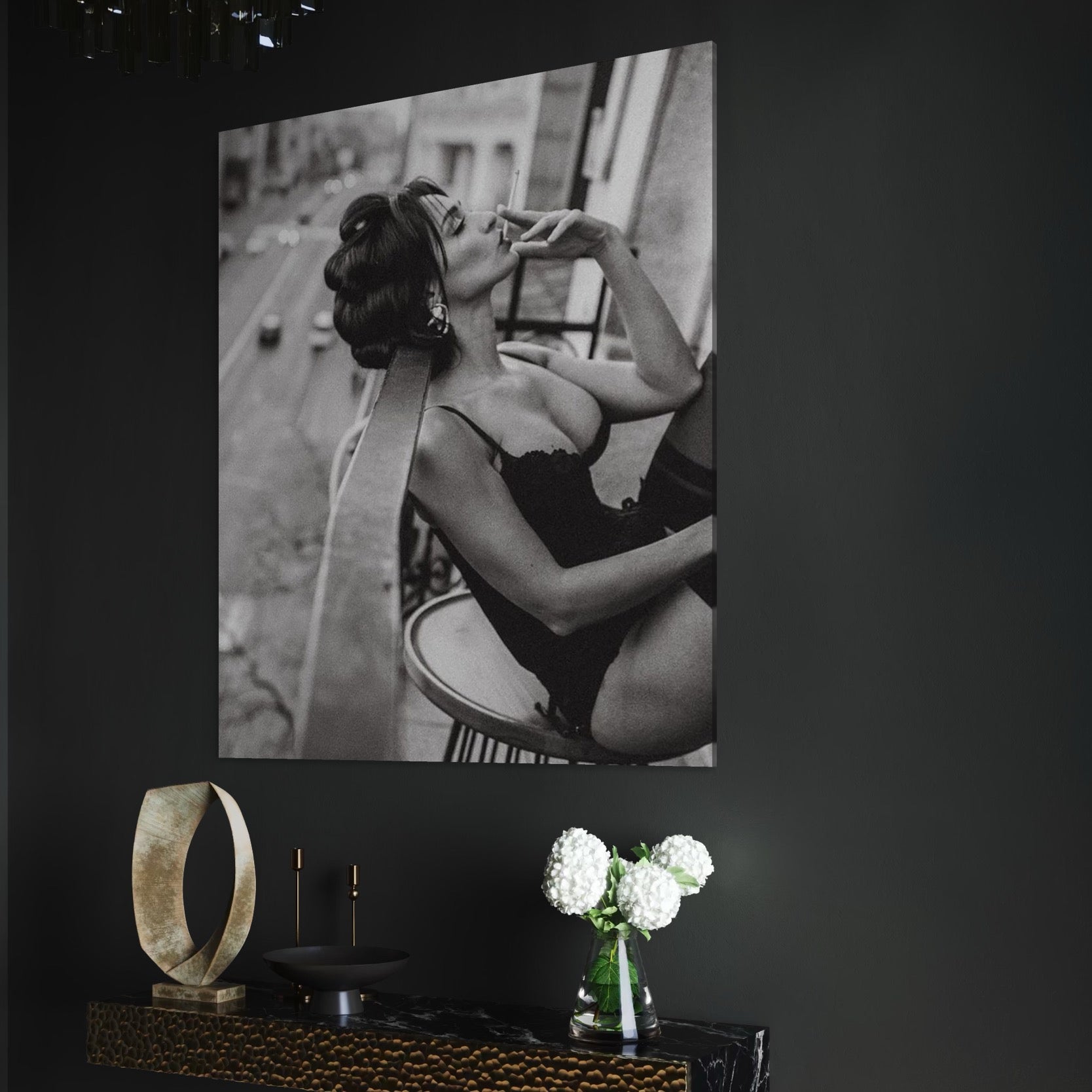 Tablou Canvas Premium, LuxCanva® P1000, Femeia de pe balcon, Alb, Negru, Tigara, Senzual, Balcon, Oras, Intimitate, Eleganta, Feminitate, Muza, Urban, Living, Dormitor