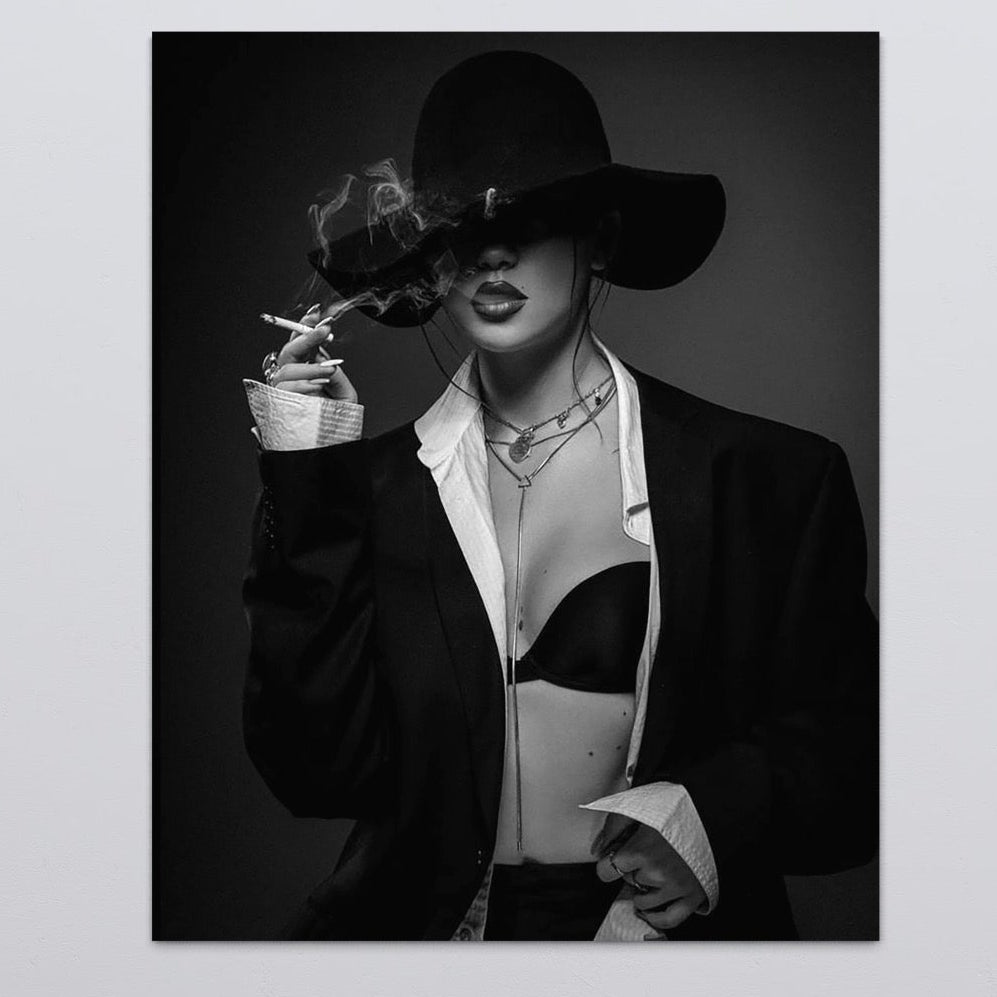 Tablou Canvas Premium, LuxCanva® P1001, Fumul Secretelor, Alb, Negru, Tigara, Fum, Senzual, Feminitate, Palarie, Seductie, Fashion, Editorial, Glamour, Atitudine, Sexy, Living, Dormitor