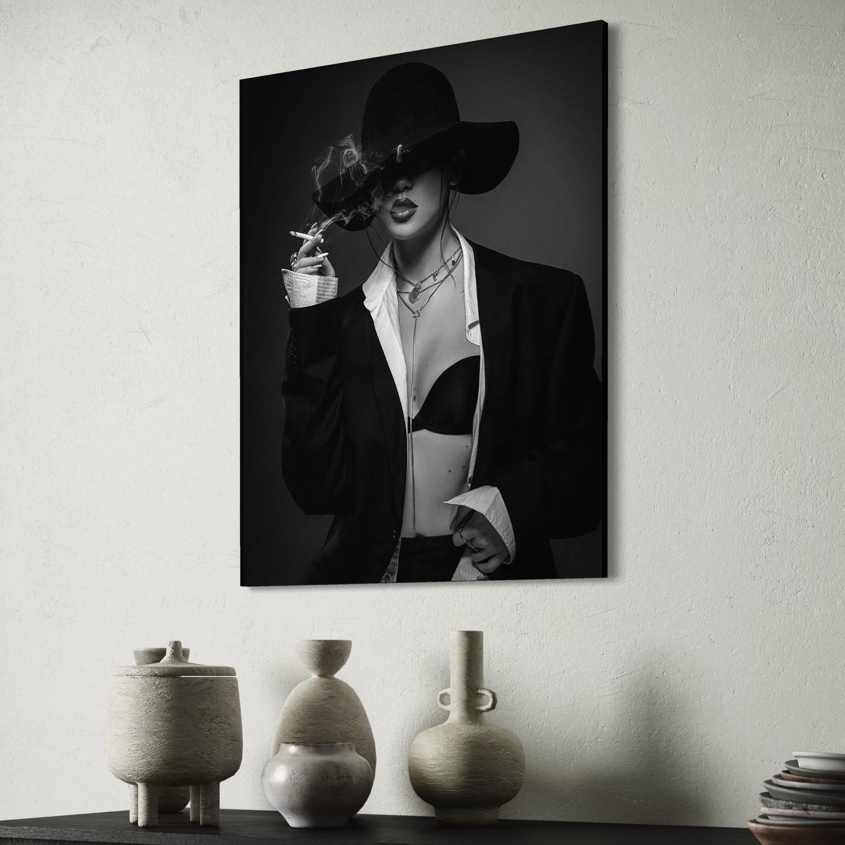 Tablou Canvas Premium, LuxCanva® P1001, Fumul Secretelor, Alb, Negru, Tigara, Fum, Senzual, Feminitate, Palarie, Seductie, Fashion, Editorial, Glamour, Atitudine, Sexy, Living, Dormitor