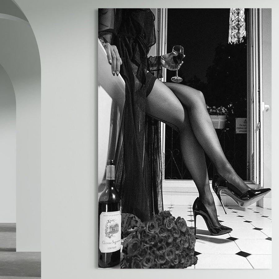 Tabloul LuxCanva® Tablou Canvas Premium, "Moment la Miezul Noptii", prezintă o scenă alb-negru a unei femei în dresuri și tocuri, savurând vin printre trandafiri - adăugând senzualitate oricărui spațiu de locuit sau dormitor.