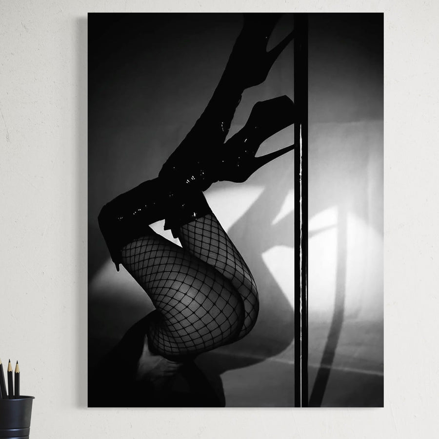 LuxCanva® Tablou Canvas Premium P1004, "Geometria Seductiei": un tablou artistic cu picioare feminine în dres plasa și pantofi platformă, alb-negru, ce adaugă senzualitate și rafinament oricărui living sau dormitor.