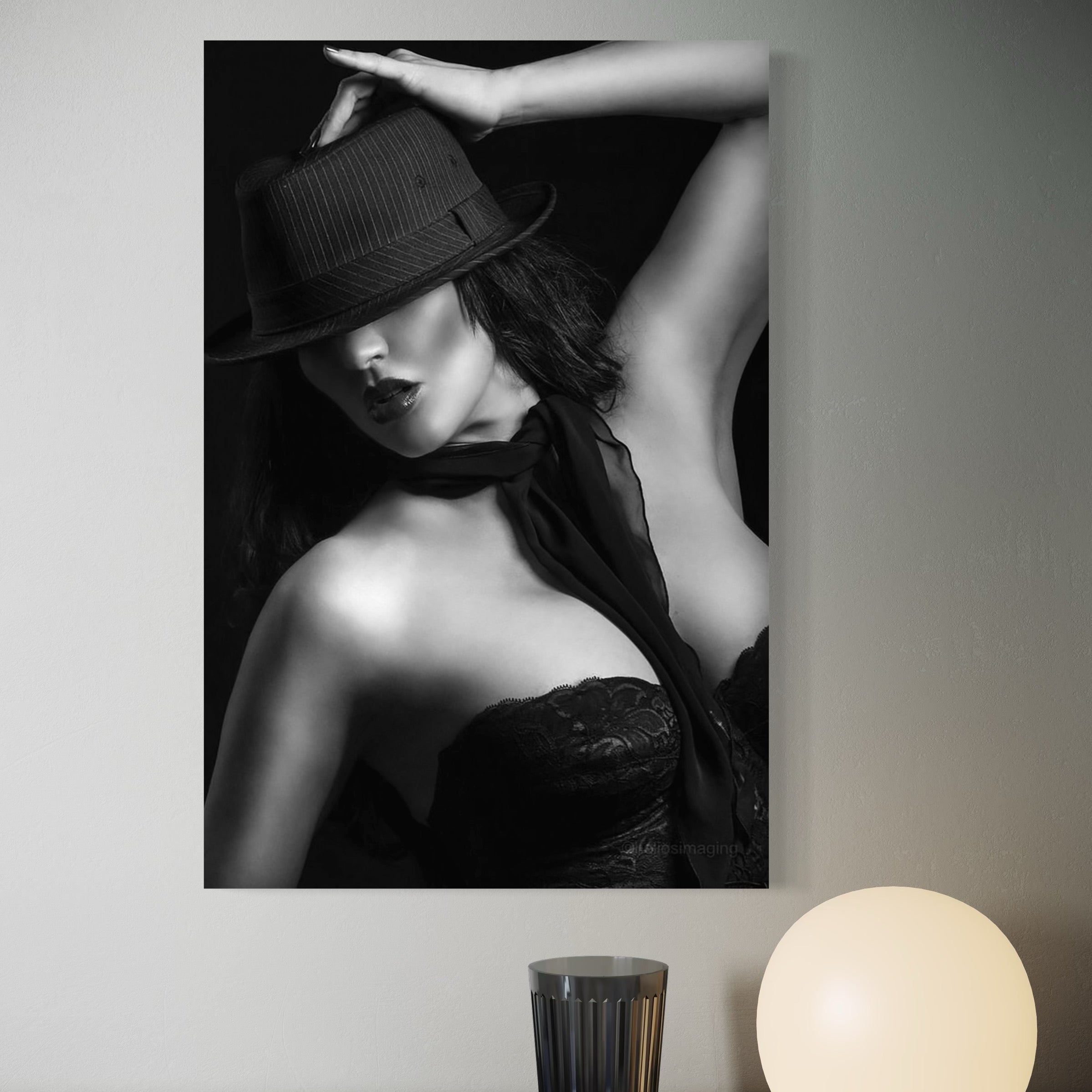 Tablou Canvas Premium, LuxCanva® P1005, Atingerea Misterului, Dantela, Negru, Seductie, Noir, Esarfa, Palarie, Dramatic, Cinematic, Fotografie, Buze, Detalii, Sexy, Living, Dormitor