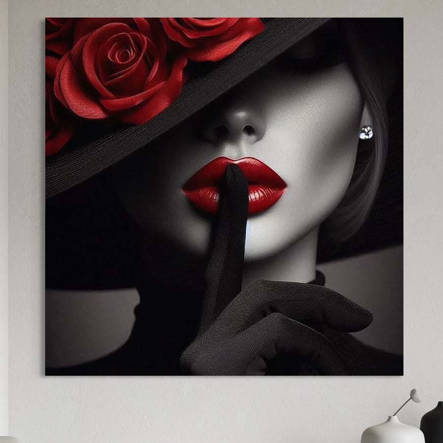 Tablou Canvas Premium LuxCanva® P1045 prezintă o doamnă cu palarie largă, trandafiri roșii, buze roșii și mănuși, în gest de tăcere. Umbrele sporesc misterul acestei piese glamour pentru living sau dormitor.