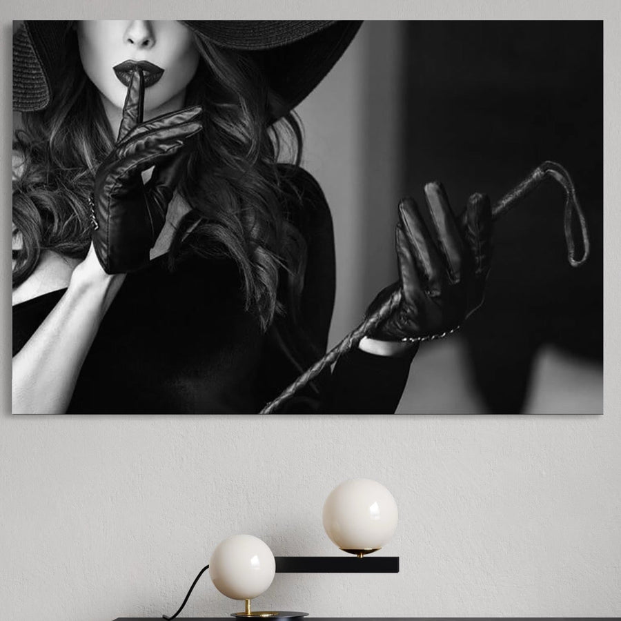 Tablou Canvas Premium LuxCanva® P1047 "Puterea din Mănuși" surprinde o femeie elegantă cu pălărie și mănuși, gest senzual, perfect pentru living sau dormitor-print de calitate premium pe pânză bumbac, marca LuxCanva®.