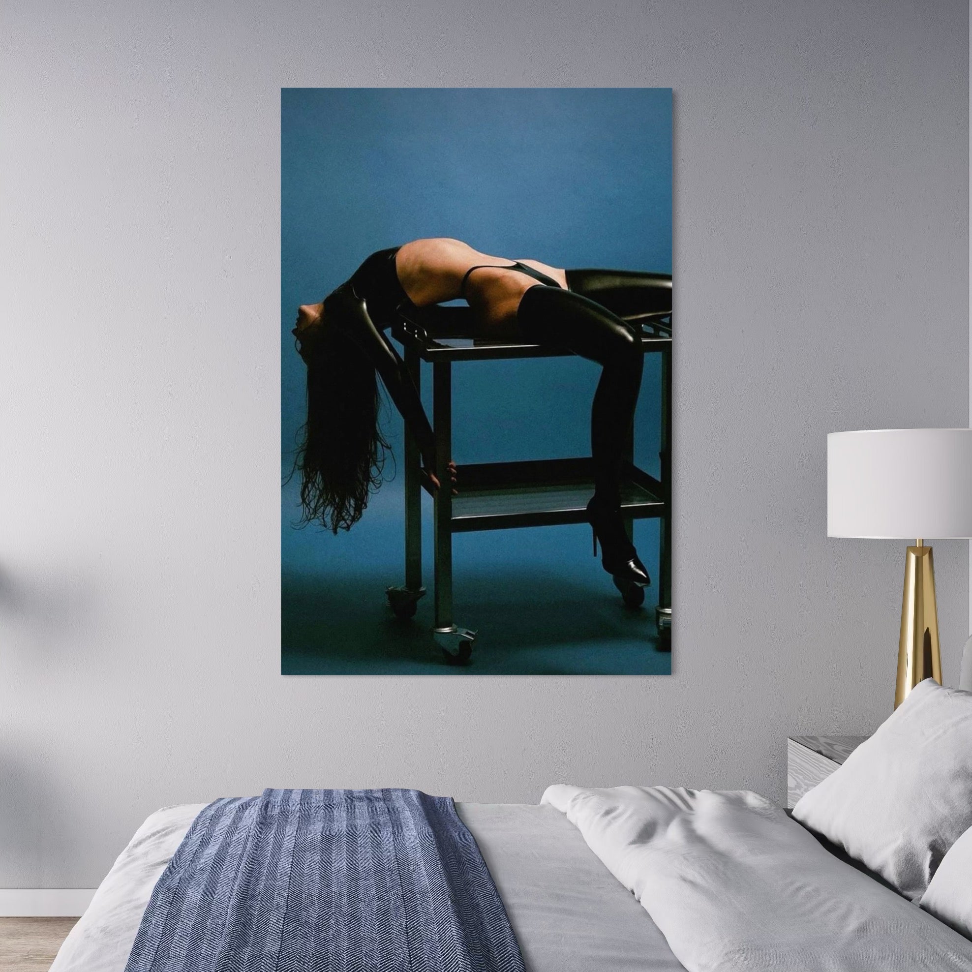 Tablou Canvas Premium, LuxCanva® P1057, Coregrafia Trupului, Gravitatie, Senzual, Lumina, Umbre, Corp, Iubire, Dezlantuire, Timiditate, Cizme, Albastru, Masa, Echilibru, Living, Dormitor