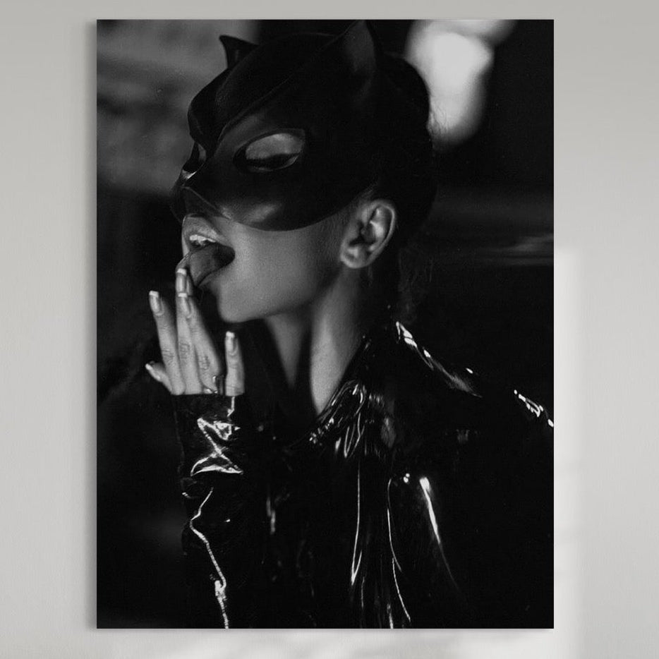 Tablou Canvas Premium, LuxCanva® P1058, Sub Semnul Felinei, Masca, Excentric, Identitate, Negru, Nocturn, Joc, Ritual, Felina, Costumatie, Senzuala, Provocatoare, Living, Dormitor