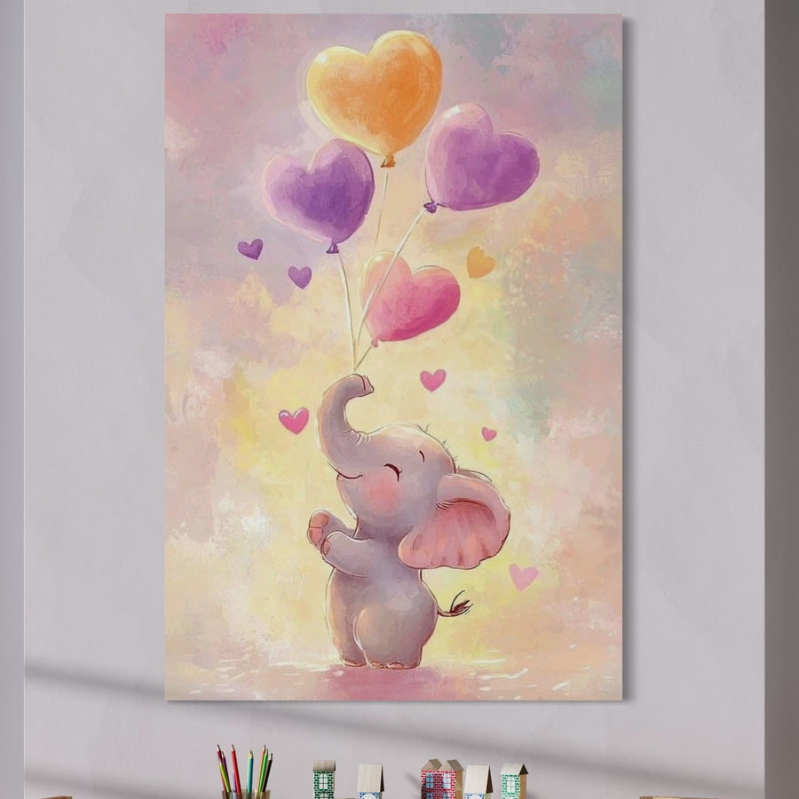 Tablou Canvas Premium LuxCanva® K1039 înfățișează Elefantelul Visator ținând în mână baloane în formă de inimă pe un fundal pastel, înconjurat de inimi, cu creioane colorate dispuse mai jos. Perfect pentru camera sau dormitorul unui copil.