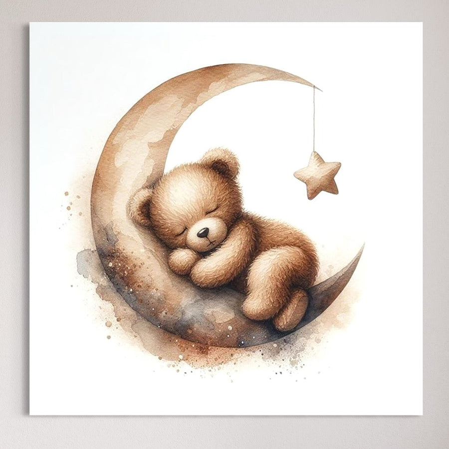 Tablou Canvas Premium LuxCanva® K1042 "Somn in Bratele Lunii" surprinde un ursulet somnoros pe o semiluna, sub o steluta, in culori pastelate - perfect pentru camera copilului. Disponibil la LuxCanva® - Magazin tablouri canvas si tablouri personalizate.