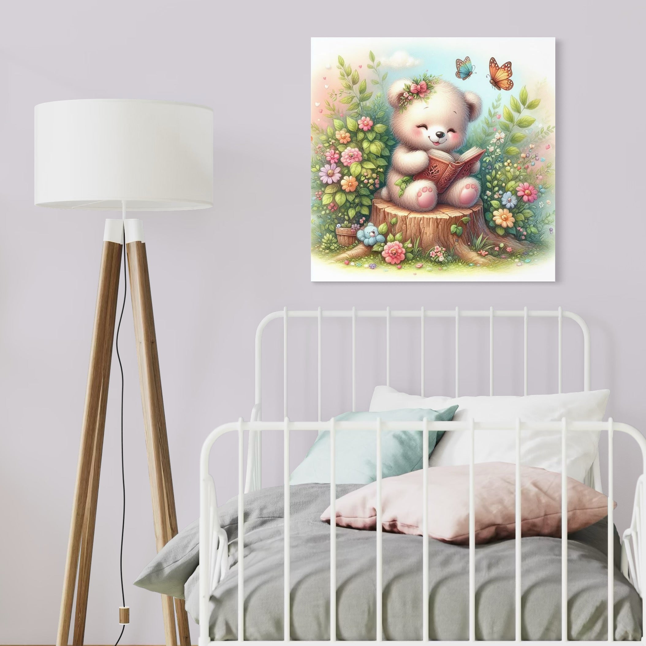 Tablou Canvas Premium, LuxCanva® K1048, Ursuletul Povestitor, Carte, Flori, Trunchi, Copac, Fluturasi, Lectura, Poveste, Fermecat, Magie, Padure, Atmosfera, Liniste, Camera Copil, Dormitor