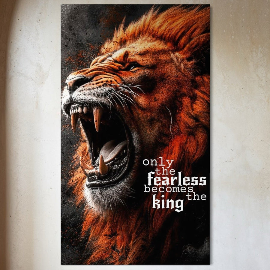 Tablou Canvas Premium LuxCanva® Q1004: un leu feroce cu coamă înflăcărată și mesaj "only the fearless becomes the king" pe pânză bumbac. Ideal pentru birou sau dormitor, perfect pentru iubitorii de tablouri canvas calitate premium.