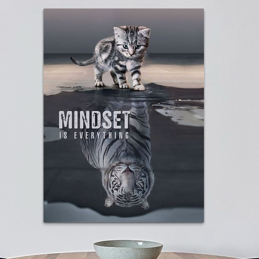 Tablou Canvas Premium LuxCanva® Q1008 - "In Oglinda Mintii" prezintă un pisoi privind în apă și văzând reflectat un tigru, simbol al curajului și creșterii, cu mesajul MINDSET IS EVERYTHING. Ideal pentru birou sau dormitor.