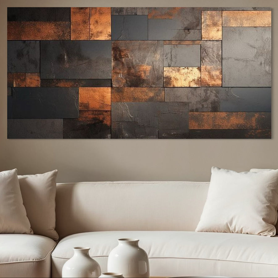 O canapea bej cu perne albe este așezată sub LuxCanva® Tablou Canvas Premium "Memoria ruginii", o operă de artă abstractă geometrică în cupru, auriu și negru. Trei vaze albe se află pe măsuța de cafea din față.
