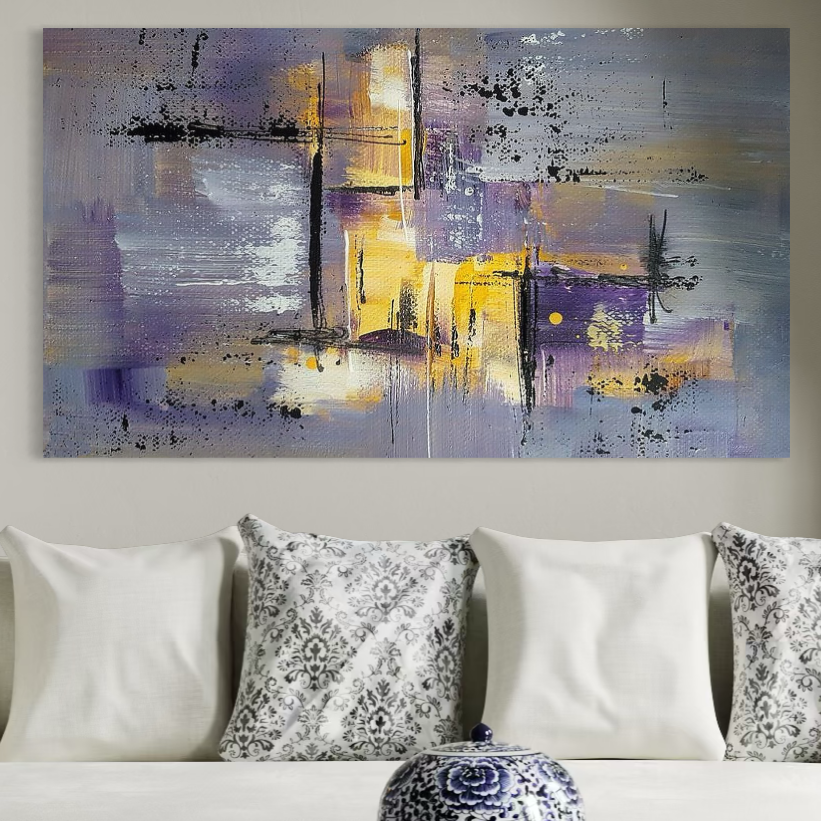 Tablou Canvas Premium, LuxCanva® C1291, cu geometrie abstractă în tonuri aurii și gri, atârnă deasupra unei canapele cu perne albe și perne albe și negre. Un borcan decorativ albastru și alb completează spațiul de locuit modern.