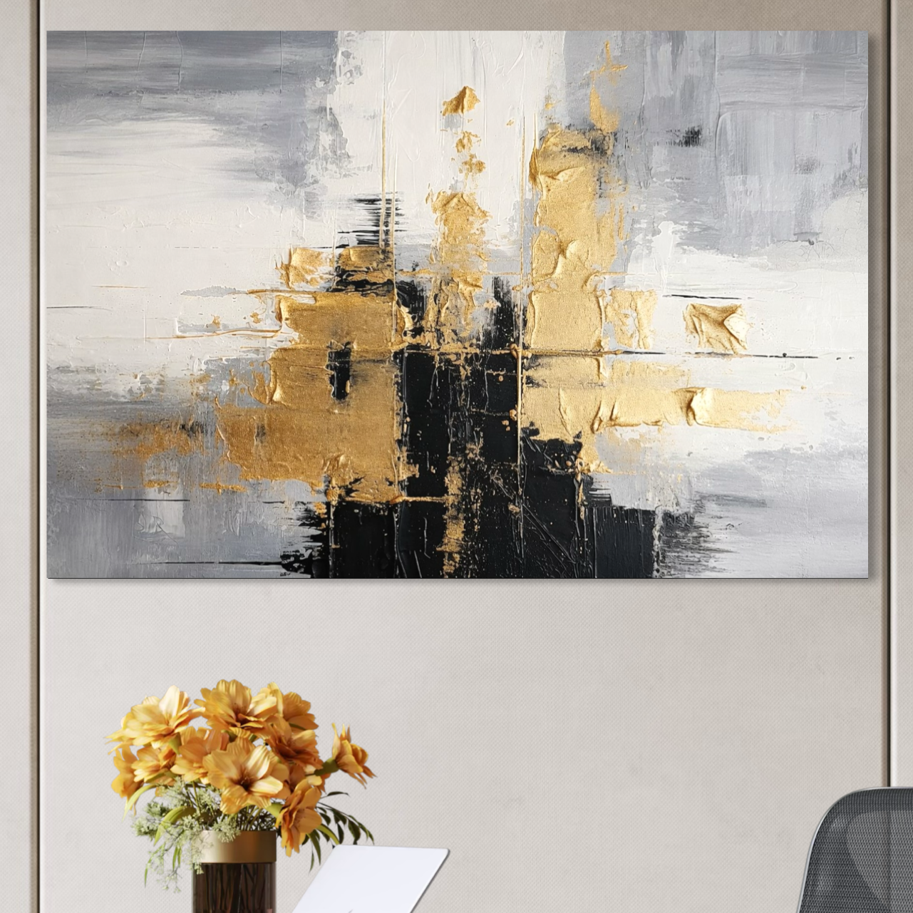 Tablou Canvas Premium LuxCanva® C1292, "Aurul care ține lumea", prezintă straturi abstracte aurii, gri și negre - ideal pentru birou sau decorul de acasă. Elevează-ți spațiul asociindu-l cu flori galben-portocalii și un laptop alb elegant.