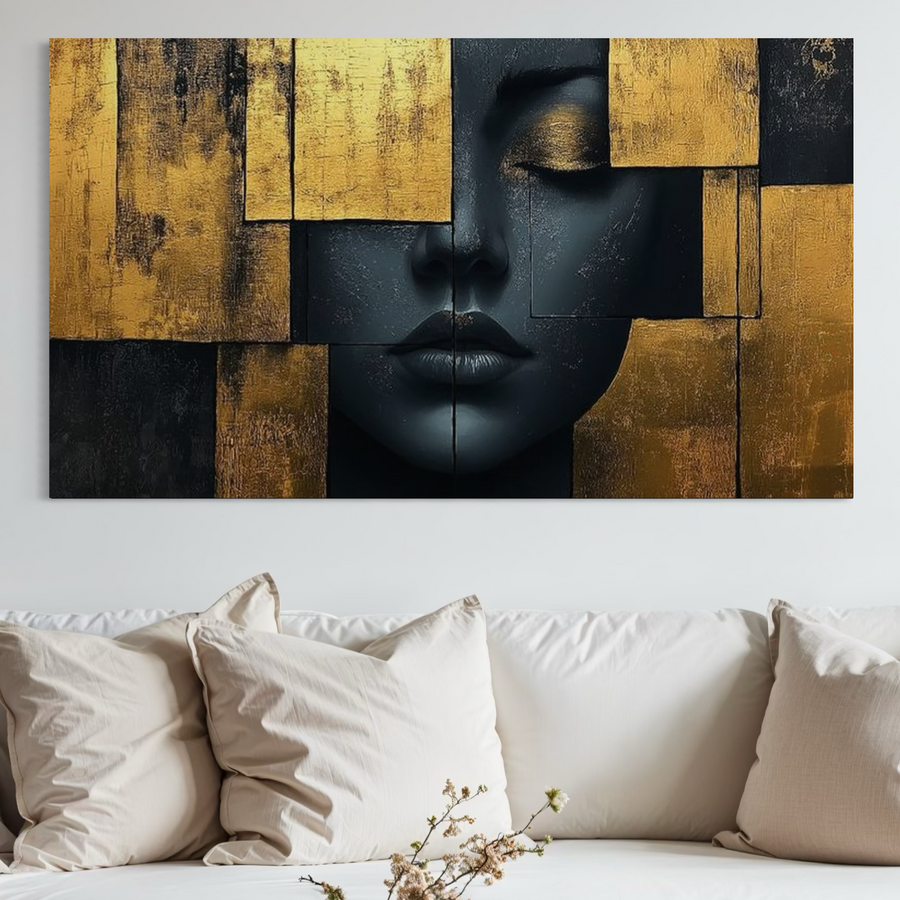 Deasupra canapelei albe, "Tablou Canvas Premium, Femeia ca templu" de la LuxCanva® îmbină arta abstractă și portretul cu forme geometrice aurii pe tonuri de piele închise. Pernele panza bumbac crem completează scena elegantă din camera de zi.