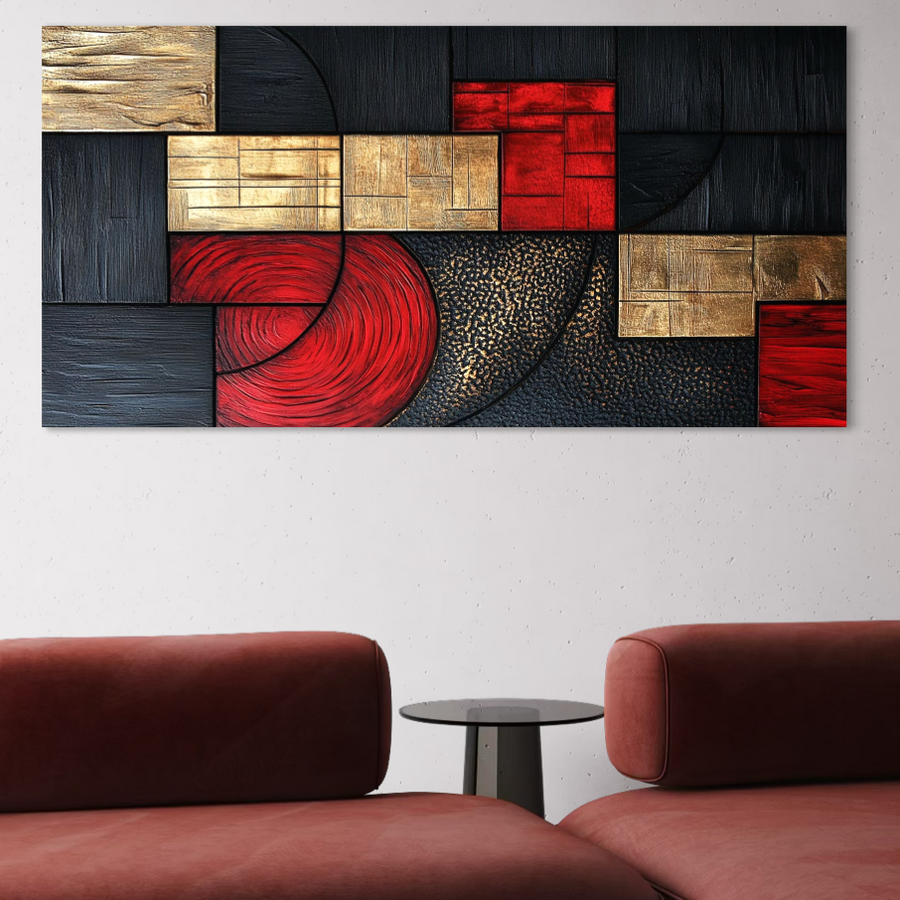 Deasupra a două canapele din catifea roșie și a unei măsuțe rotunde negre atârnă tabloul LuxCanva® Tablou Canvas Premium "Ordinea pasiunii" (C1306), o imprimare geometrică abstractă în auriu, roșu și negru - perfectă pentru livinguri sau birouri moderne.