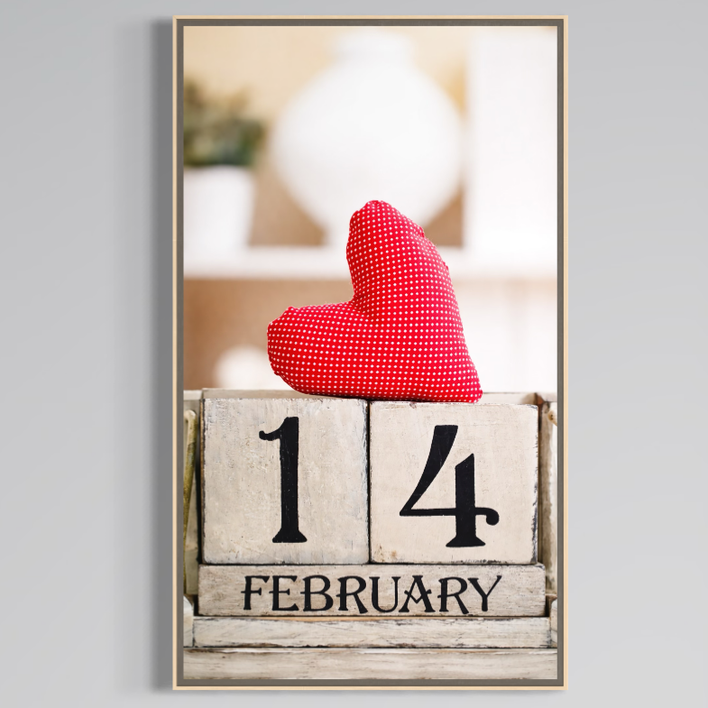 Tablou Canvas Premium LuxCanva® E1058 prezintă blocuri calendar din lemn cu 14 Februarie și inimă roșie, simbol Valentine's Day, imprimat pe panza bumbac de calitate, ideal pentru living sau dormitor. Brand: LuxCanva®.