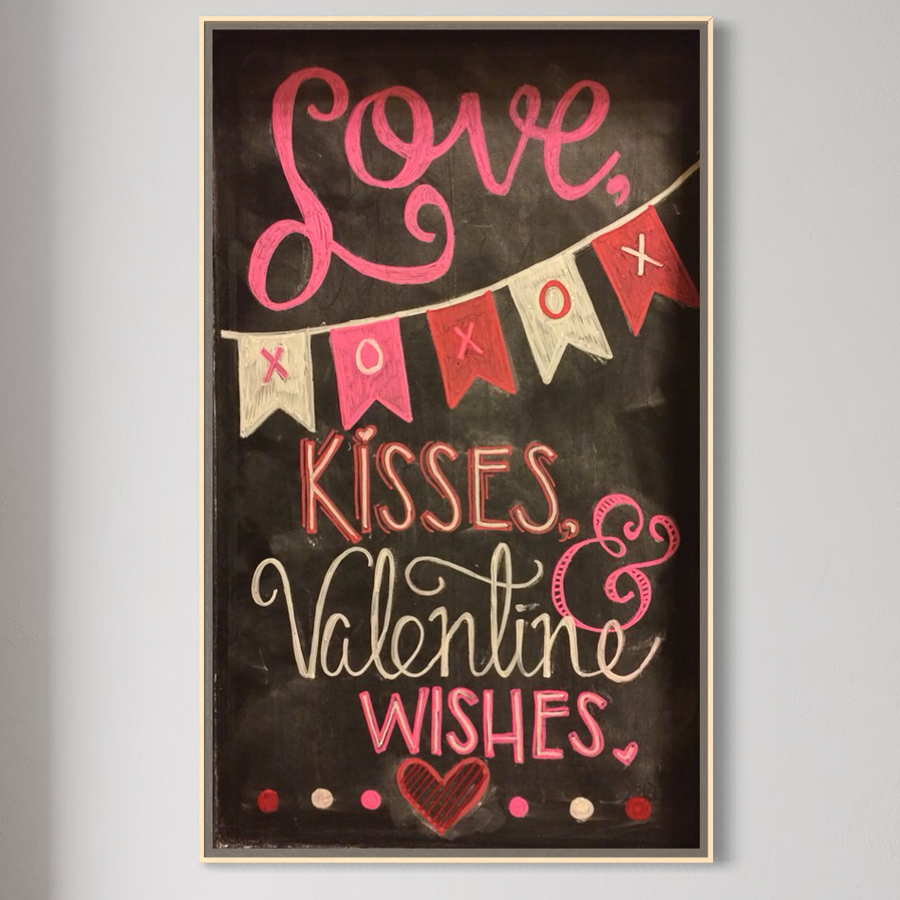 LuxCanva® Tablou Canvas Premium E1076 prezintă inscripții festive cu cretă - Love, XOXO, Kisses & Valentine Wishes - în roz, alb și roșu pe panza bumbac tablouri canvas premium. Perfect pentru decorul de Ziua Îndrăgostiților în sufragerie sau dormitor.