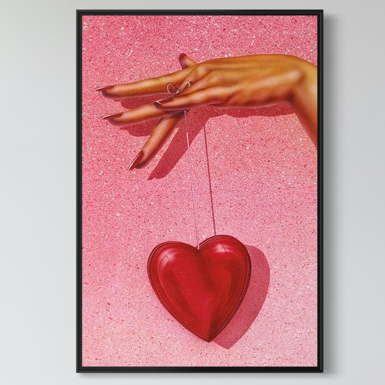 Tablou Canvas Premium LuxCanva® E1081, "Firul Dragostei", surprinde o mână cu unghii roșii ce ține un fir cu inimă roșie pe fundal roz sclipitor, imprimat pe pânză bumbac premium pentru efect deosebit.
