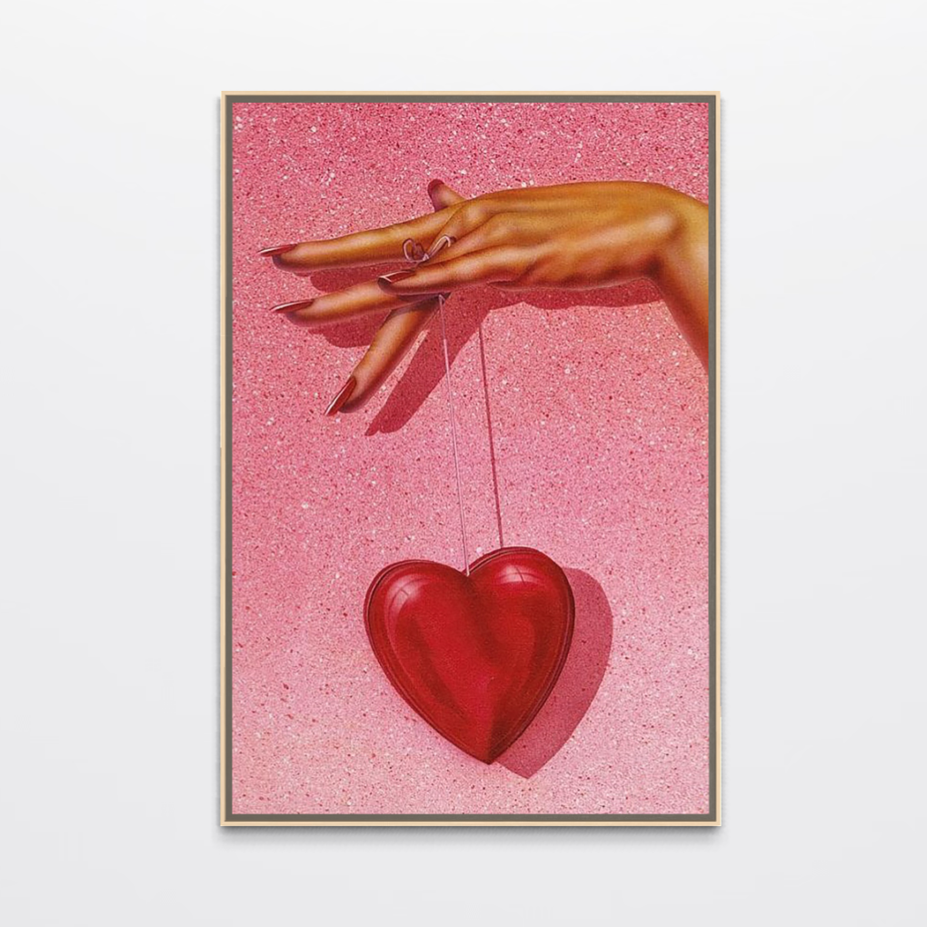 Tablou Canvas Premium, LuxCanva® E1081, Firul Dragostei, Dragoste, Inima, Roz, Fir, Atarnat, Mana, Degete, Daruire, Iubire, Valentine’s Day, Catifea, Promisiune, Living, Dormitor