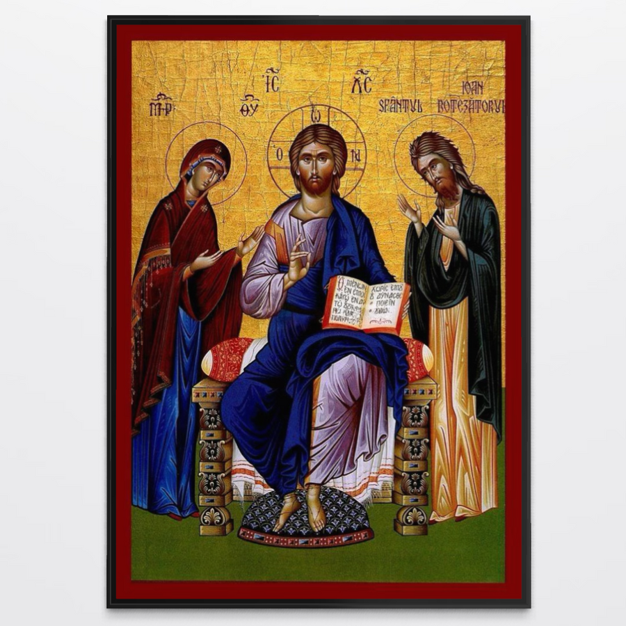 Pânza LuxCanva® Tablou Premium H1087 îl înfățișează pe Hristos Imparatul pe un tron, flancat de Maica Domnului și Ioan Botezatorul, cu halouri pe un fundal auriu - ideală pentru decorarea livingului sau a dormitorului.