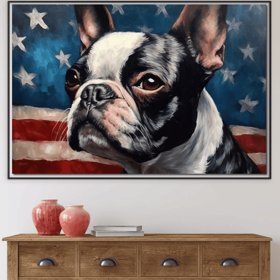 Deasupra dulapului din lemn se află "Tablou Canvas Premium, LuxCanva® M1265", un print înrămat cu un Boston Terrier în fața unui steag american de LuxCanva®, flancat de două vaze roșii și un teanc de cărți.