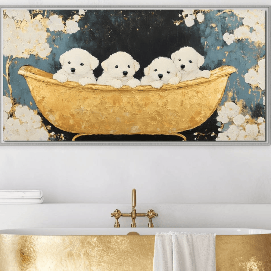 Tablou Canvas Premium M1271 de la LuxCanva® prezintă patru cățeluși pufoși într-o cadă vintage aurie în mijlocul unor modele florale, perfectă pentru camera de zi sau camera copiilor. Mai jos, o cadă reală strălucește cu un interior și un robinet aurii, plus un prosop alb pe margine.
