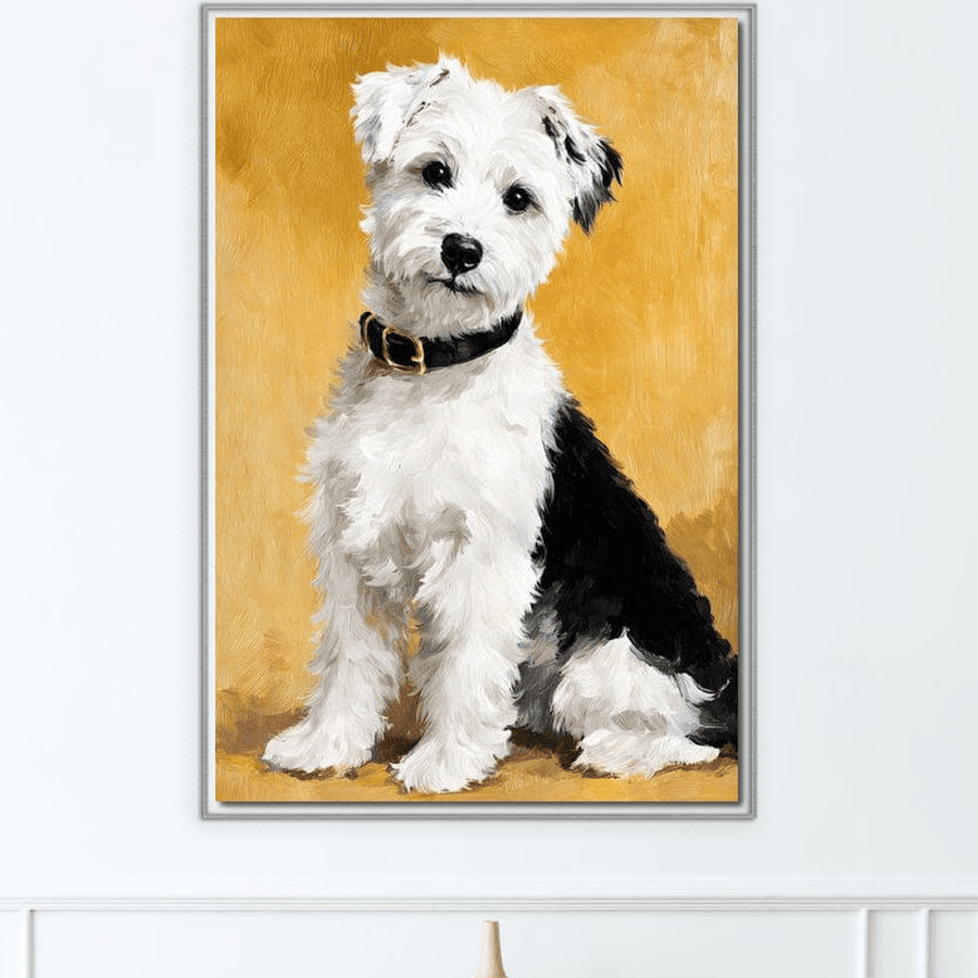 Tabloul LuxCanva® Tablou Canvas Premium "Prietenul Omului" (M1275) prezintă un câine pufos alb-negru cu zgardă pe un fundal galben, perfect pentru a vă înveseli biroul, camera de zi sau camera copilului.