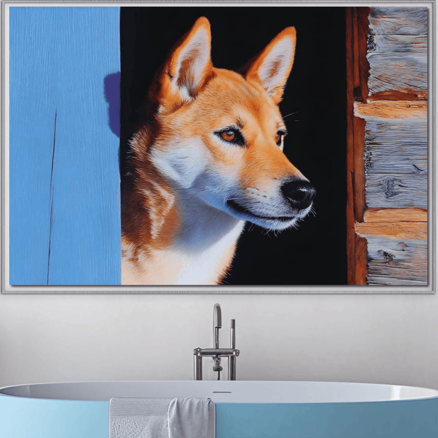 LuxCanva® Tablou Canvas Premium, model M1295 "Gardianul Zorilor", prezintă portretul unui Shiba Inu în profil, vegheat dintr-o ușă umbrită pe un fundal rustic de cabană, perfect pentru birou, living sau camera copilului.