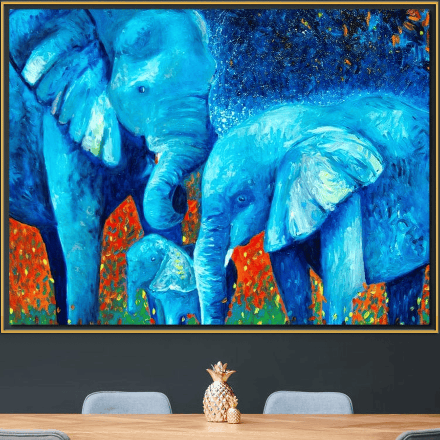 Tablou Canvas Premium LuxCanva® M1307, cu trei elefanți albaștri pe fundal abstract vibrant, aduce un strop de magie exotică și culoare oricărei camere-perfect pentru living, birou sau camera copilului.