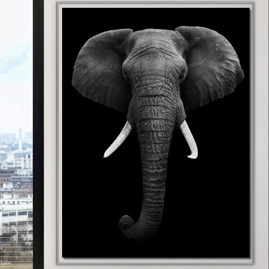 Tablou Canvas Premium LuxCanva® M1310, Axa Puterii: portret realist cu elefant impunător, alb-negru, vertical, cu colți și trompă. Ideal pentru birou, living sau camera copilului.
