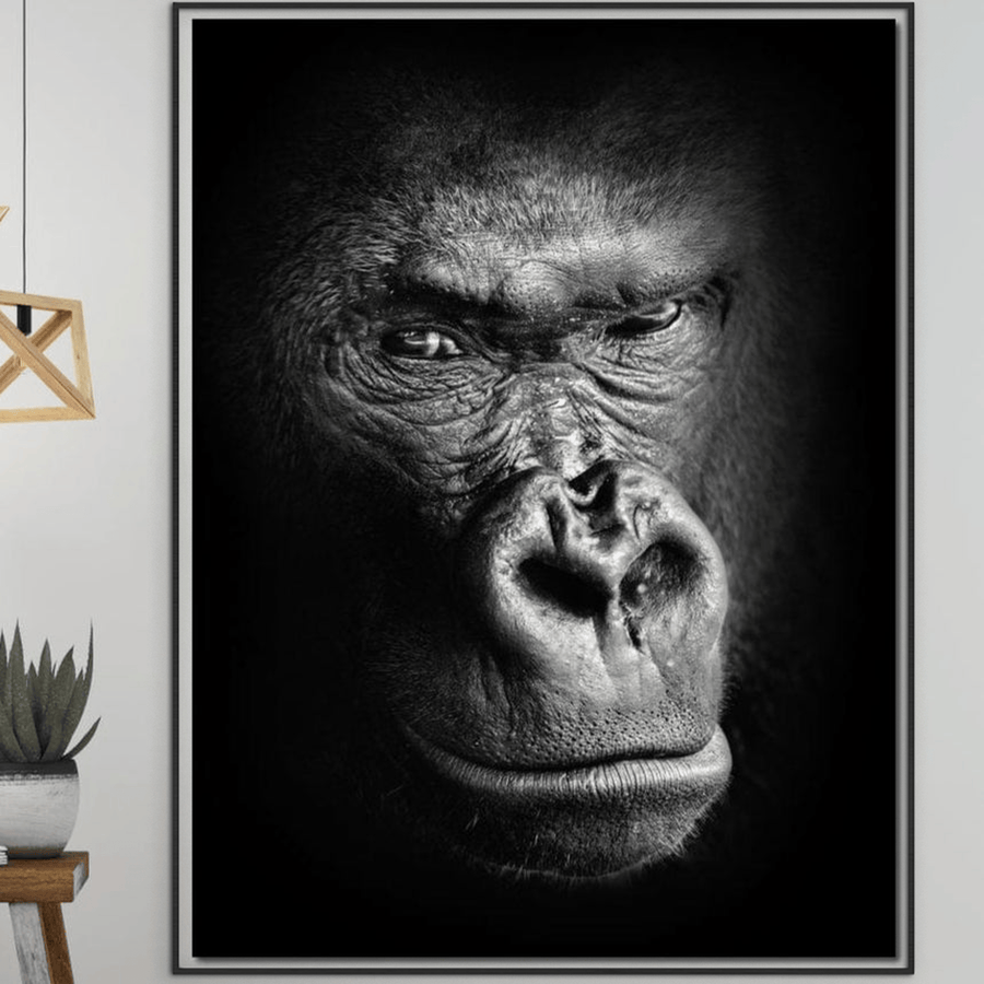 Tablou Canvas Premium LuxCanva® M1325, Judecata din Umbre - portret realist alb-negru cu gorila, printat pe pânză bumbac de calitate, cu detalii impresionante și privire pătrunzătoare, ideal pentru birou sau living.