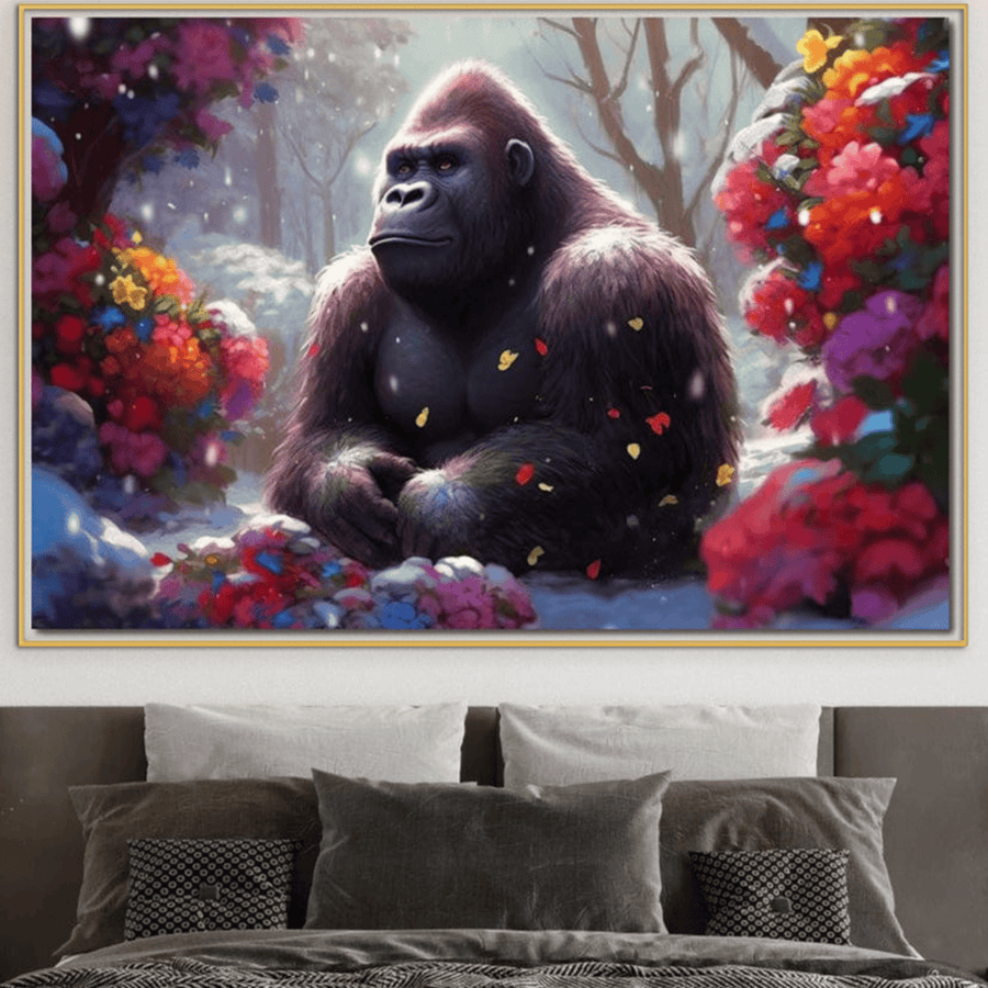 Pânza Tablou Premium LuxCanva®, M1331 "Gorila Visatoare", înfățișează o gorilă visătoare printre flori și pădure înzăpezită. Montat deasupra unui pat cu lenjerie de pat gri și neagră, aduce armonie, pace și stil premium în orice cameră.