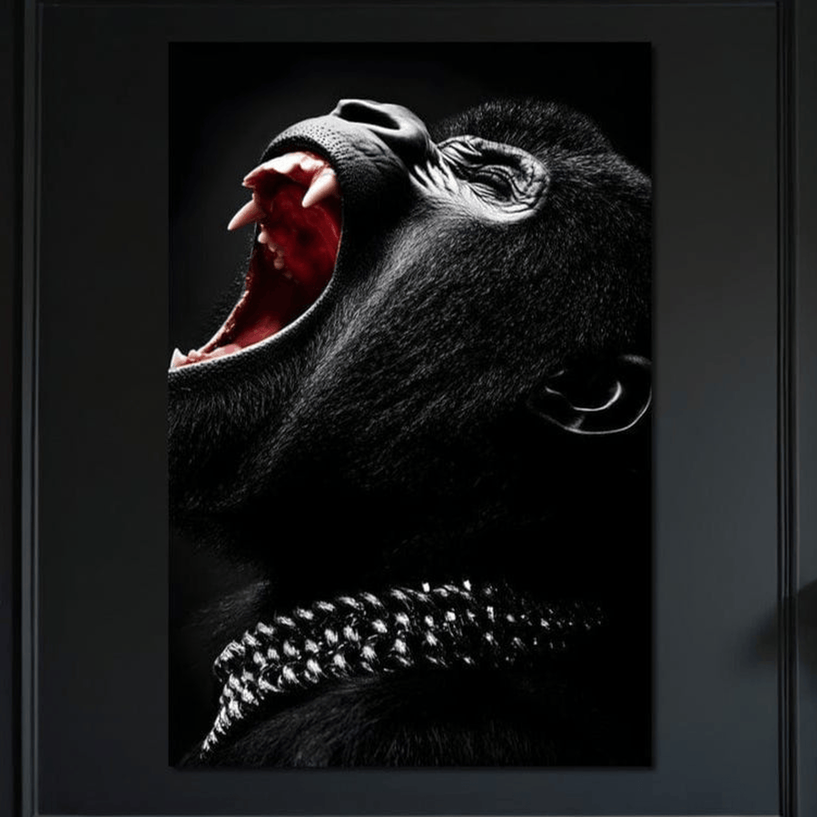 Un prim-plan dramatic al unei gorile care răcnește, cu dinți ascuțiți și furie expresivă, capturat pe LuxCanva® Tablou Canvas Premium, model M1334 Glasul Salbaticiei - ideal pentru birou, camera de zi sau spațiul copiilor.