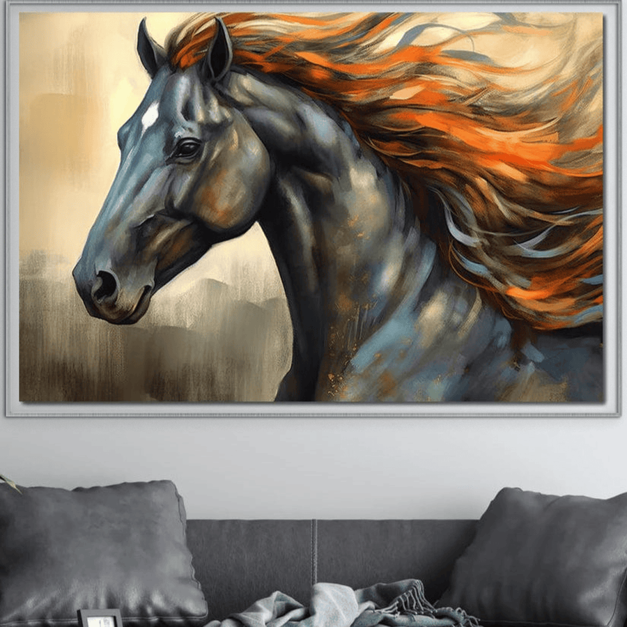 Deasupra canapelei gri atârnă "Tablou Canvas Premium, LuxCanva® M1337 - Fiorul Noptii", o imprimare pe pânză înrămată cu un cal negru dinamic cu coamă de foc, realizată pe bumbac premium pentru mișcare și energie vibrante.