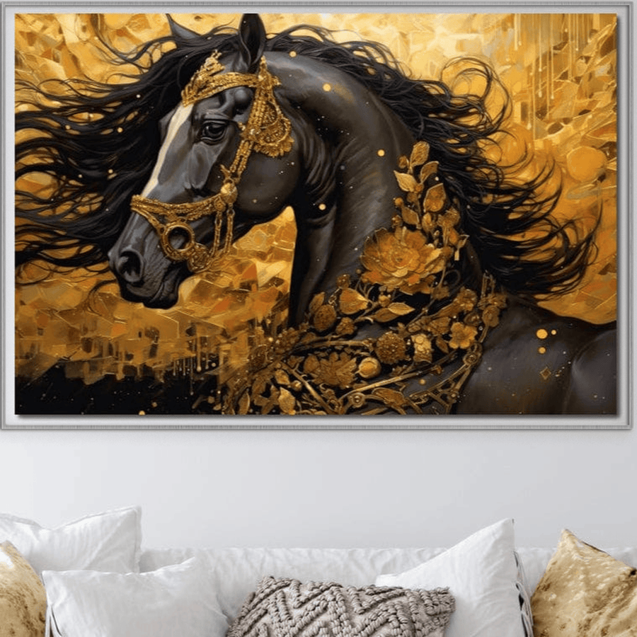 Deasupra canapelei albe, o pânză LuxCanva® Premium (M1341) intitulată "Legamantul de Aur" prezintă un cal negru nobil, cu coamă fluidă și bijuterii aurii, așezat pe un fundal abstract auriu - perfect pentru camera de zi, birou sau camera copilului.
