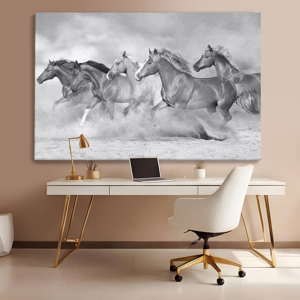 Tablou Canvas Premium, LuxCanva® M1348, Chemarea Instinctului, Alb si Negru, Libertate, Cai, Galop, Viteza, Praf, Grup, Miscare, Animal, Salbaticie, Birou, Living, Camera Copil