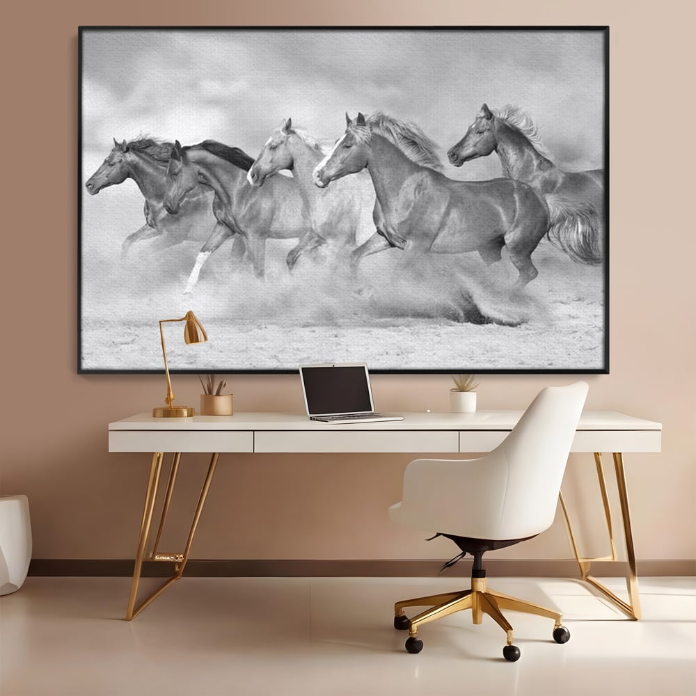 Tablou Canvas Premium, LuxCanva® M1348, Chemarea Instinctului, Alb si Negru, Libertate, Cai, Galop, Viteza, Praf, Grup, Miscare, Animal, Salbaticie, Birou, Living, Camera Copil